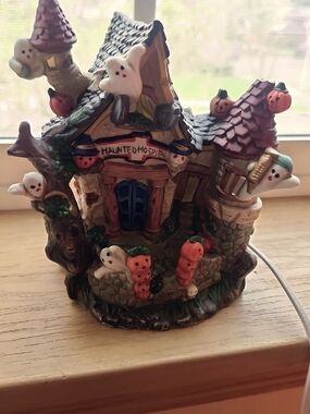 Vintsge Hand-Painted Halloween Haunted House Figurine - Seasonal Decor